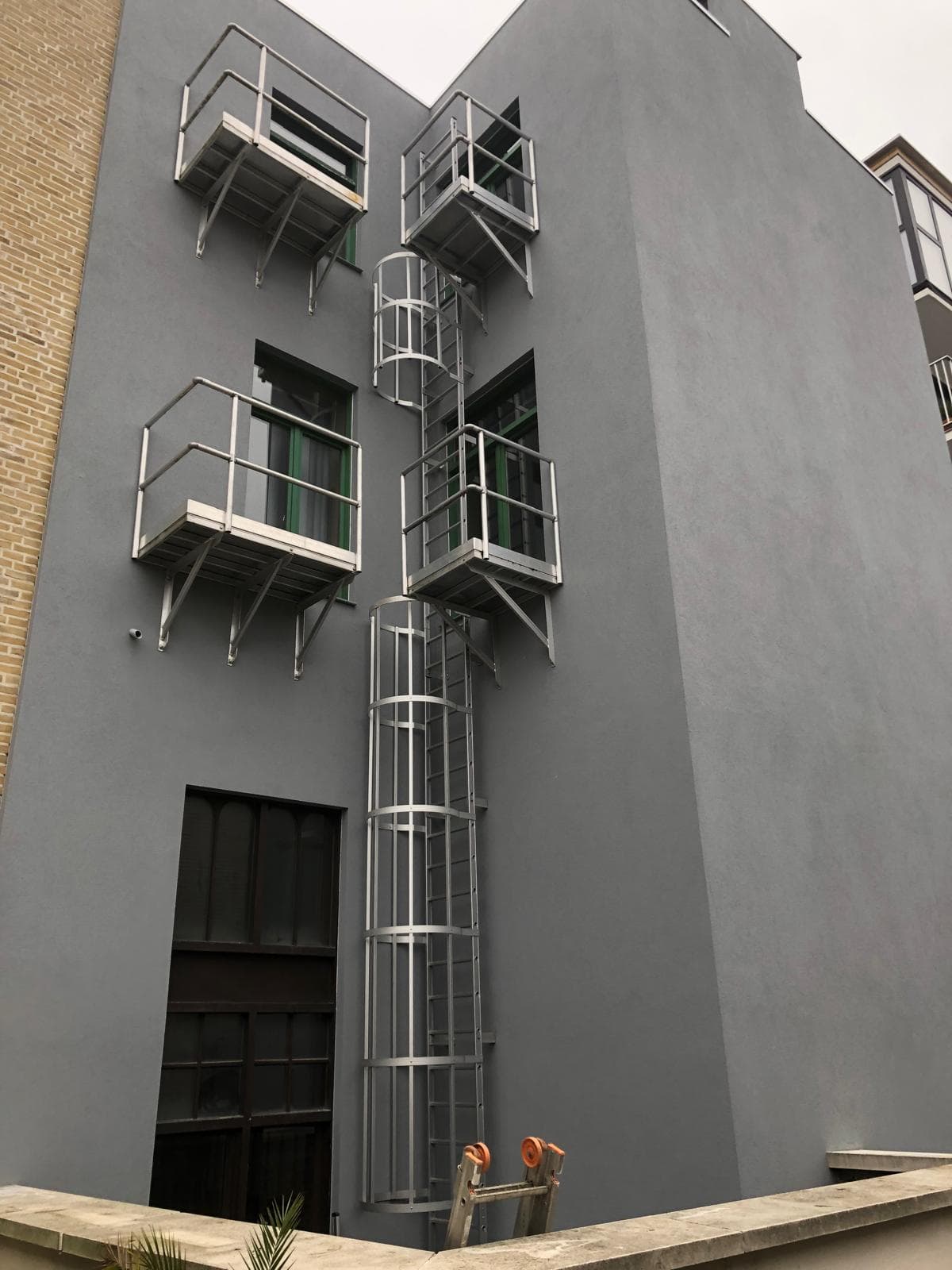 Crepi achtergevel met brandladder