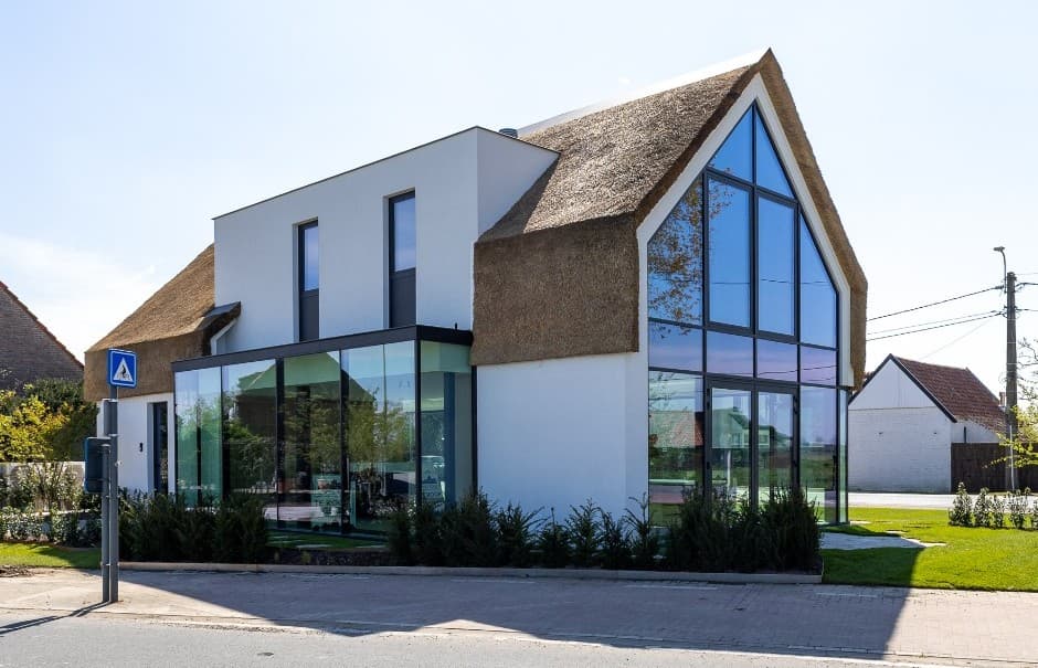 Straatzicht moderne nieuwbouw Knokke