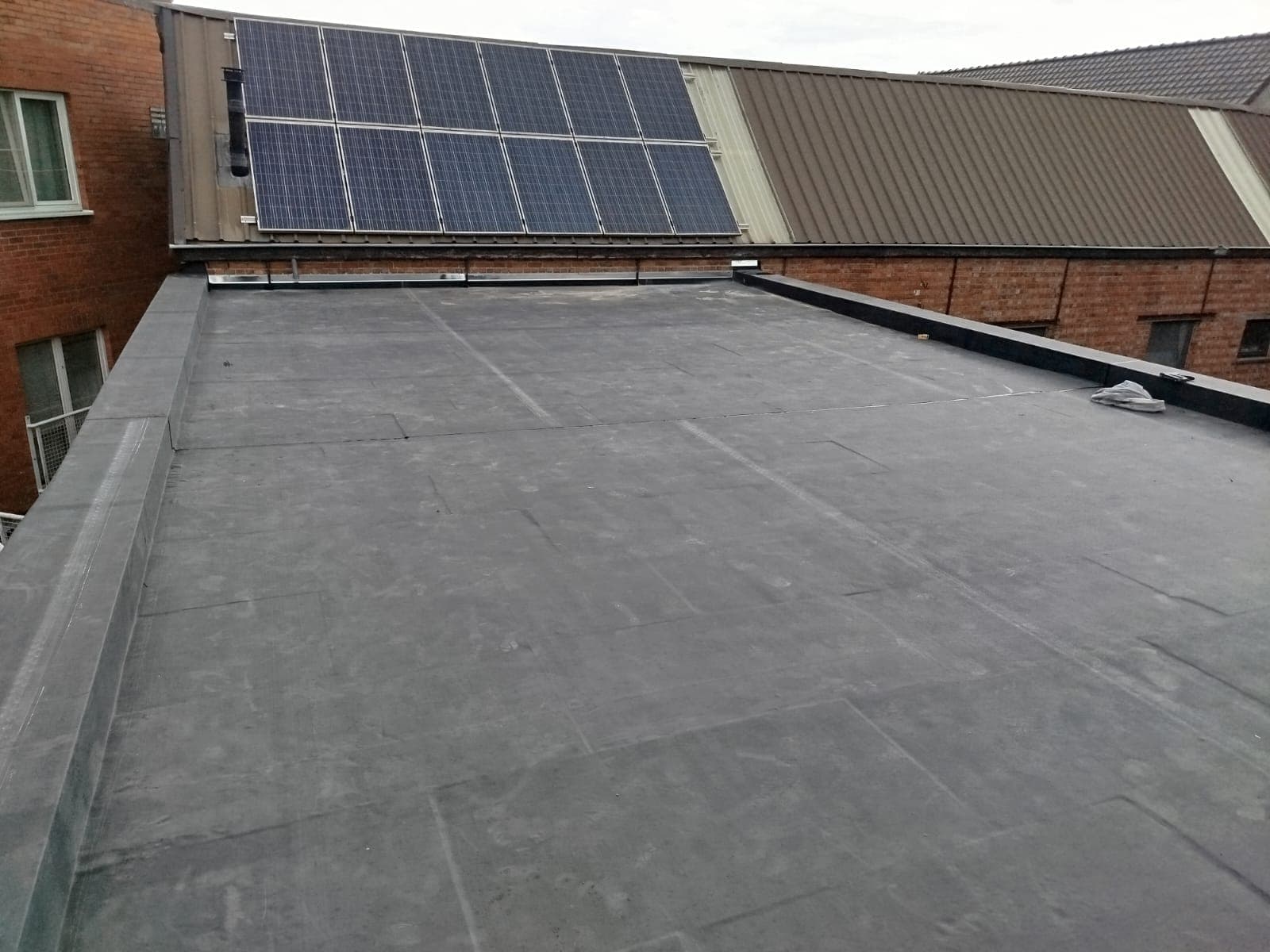 Plat dak EPDM aansluiting muur met solin