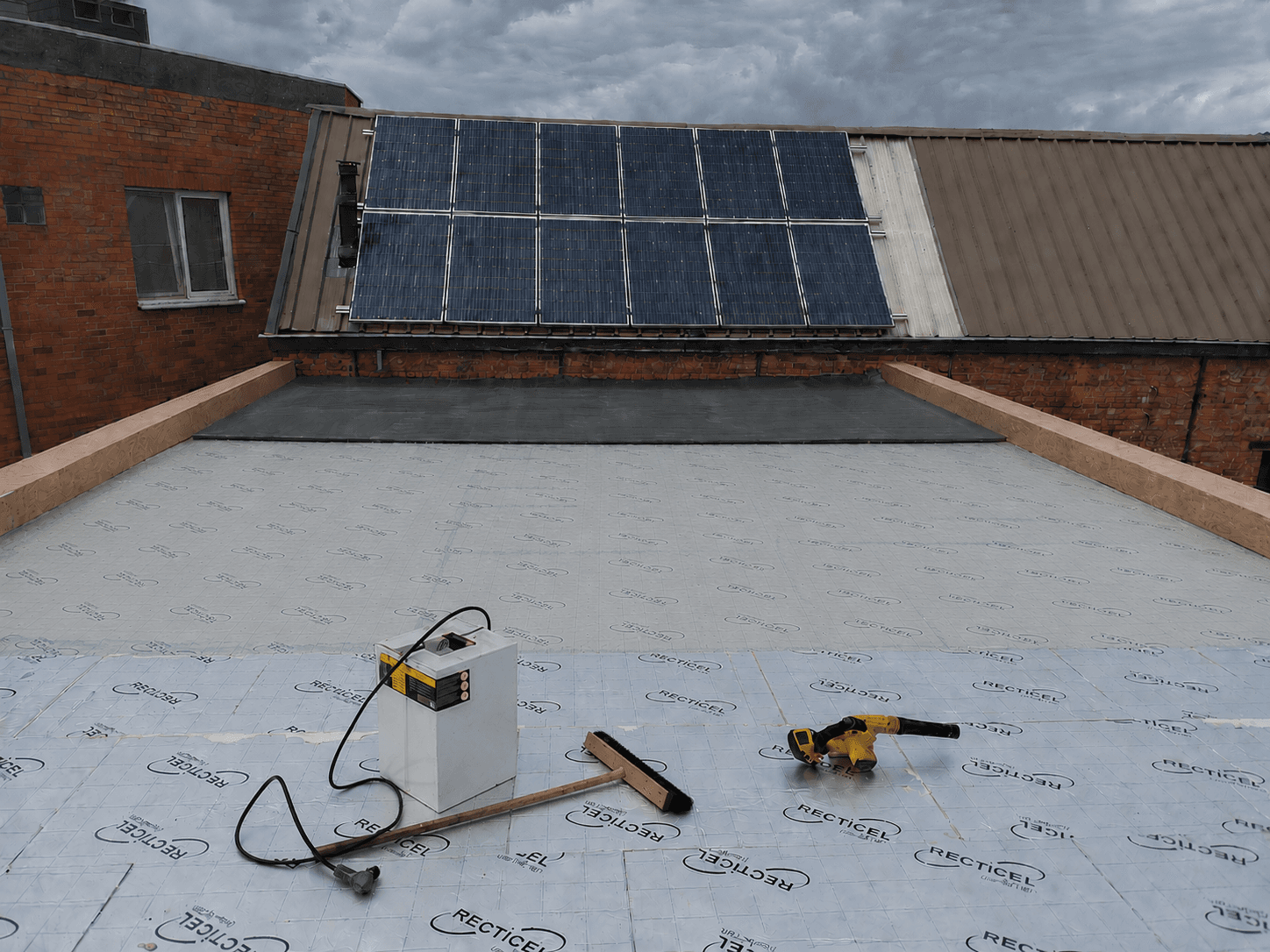 Platdak EPDM met hardhout multiplex opstanden