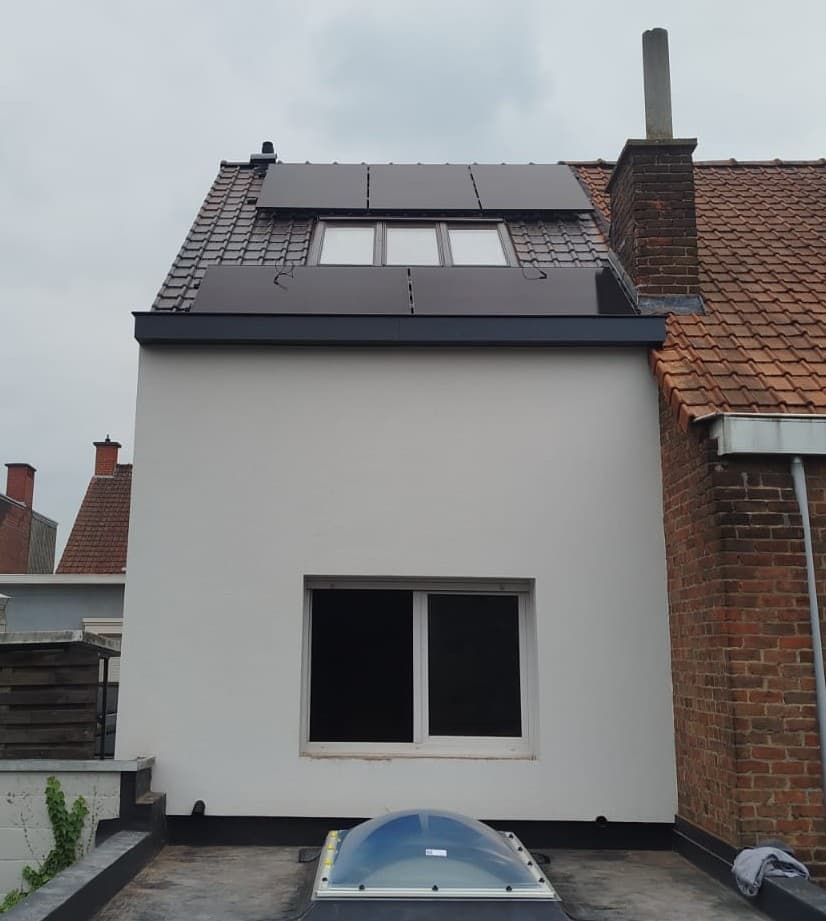 Hellend dak met antraciet Vario 18 pan en driedelige Velux