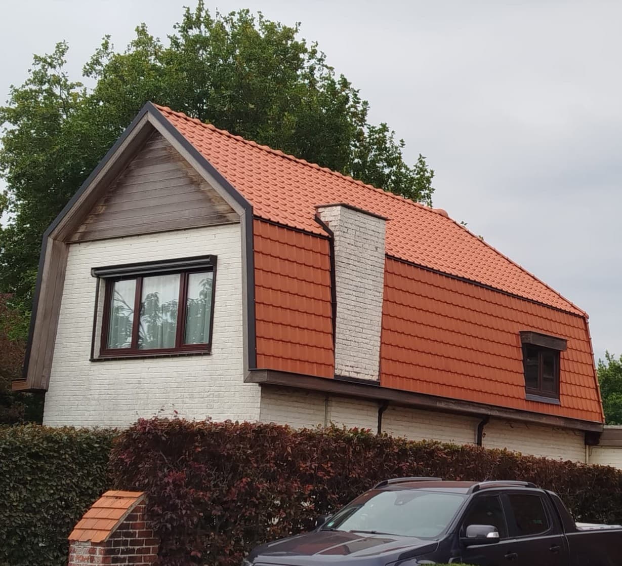 Schilddak met rode pan en houten topgevel