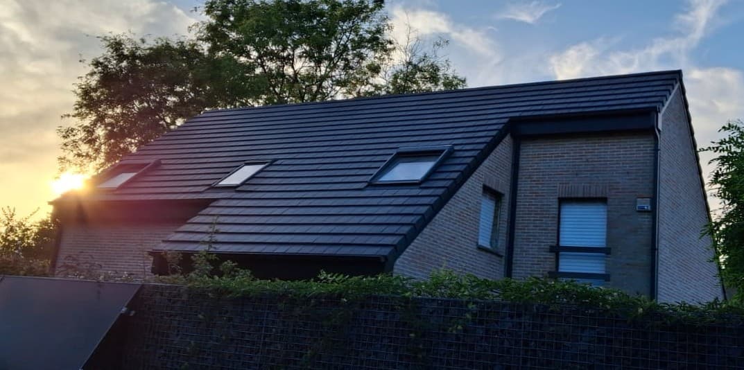 Hellend dak Actua pan Trespa bakgoot Velux zijaanzicht